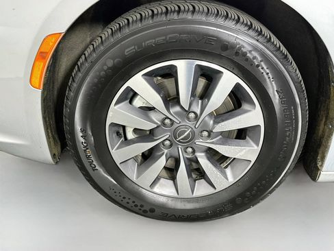 Used 2023 Chrysler Pacifica Touring-L FWD image 32