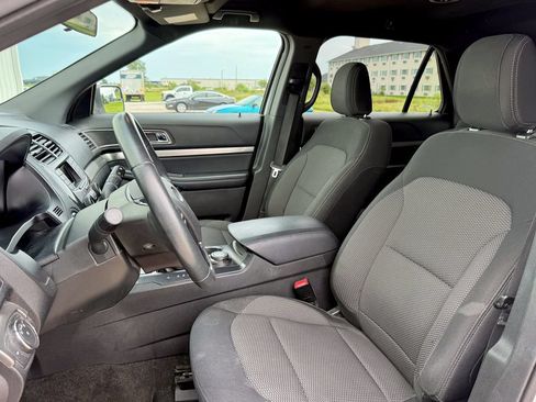Used 2018 Ford Explorer XLT AWD/4WD image 11