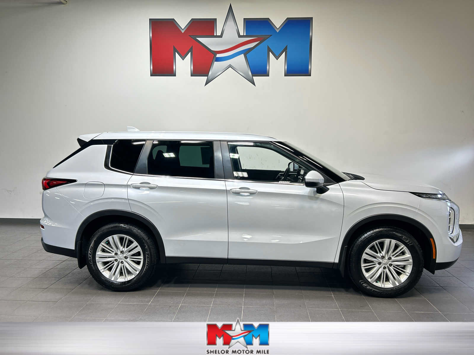 Used 2023 Mitsubishi Outlander ES AWD/4WD image 1