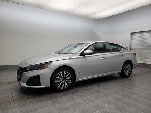 Used 2023 Nissan Altima 2.5 SV image 2