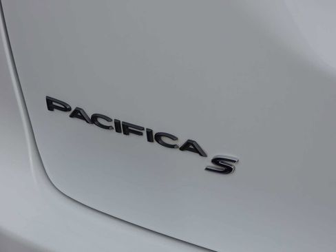 Used 2024 Chrysler Pacifica Limited image 11