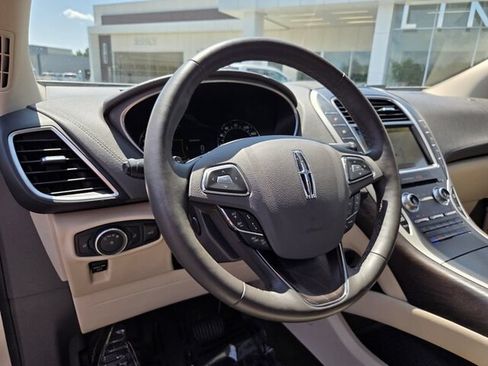 Used 2017 Lincoln MKX Reserve w/ Driver Assistance Package FWD image 10