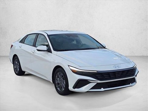 Used 2024 Hyundai Elantra SEL FWD image 3