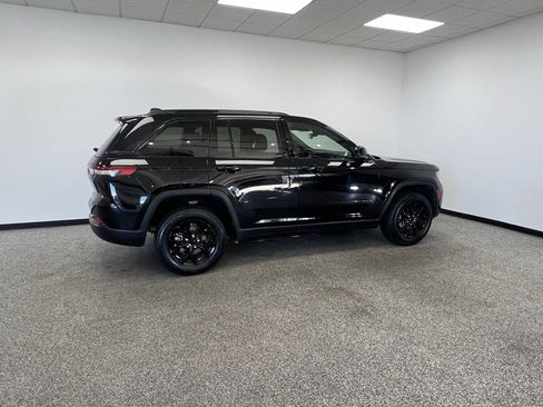 Used 2024 Jeep Grand Cherokee Altitude image 21