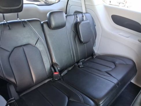 Used 2024 Chrysler Pacifica Touring-L FWD image 11