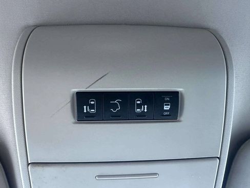 Used 2014 Chrysler Town & Country Touring FWD image 34