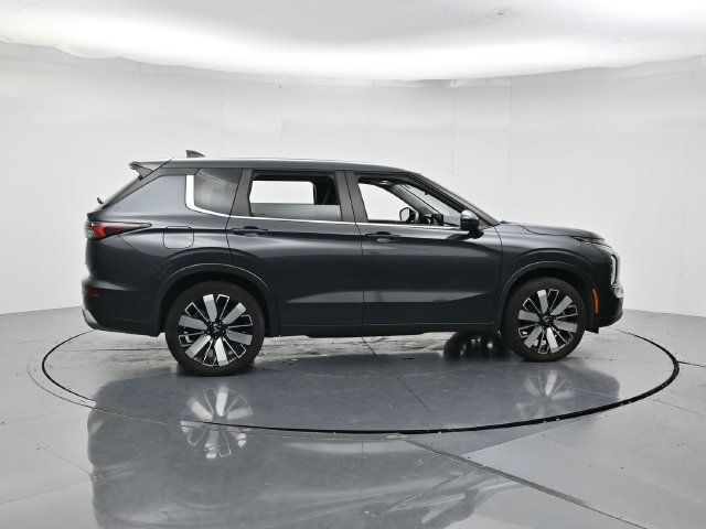 Used 2025 Mitsubishi Outlander SE FWD image 2