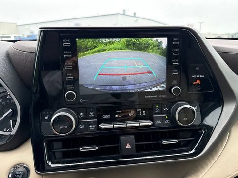 Used 2022 Toyota Highlander XLE AWD/4WD image 14