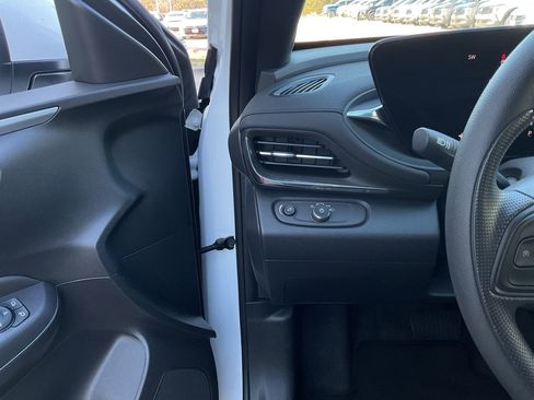 Used 2025 Buick Envista Preferred image 26