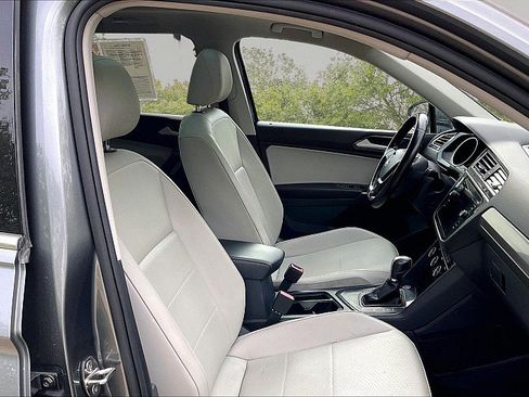 Used 2018 Volkswagen Tiguan SE w/ Panoramic Sunroof Package FWD image 29