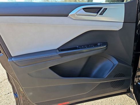 Certified 2025 Volkswagen Taos SE w/ Panoramic Sunroof Package image 13