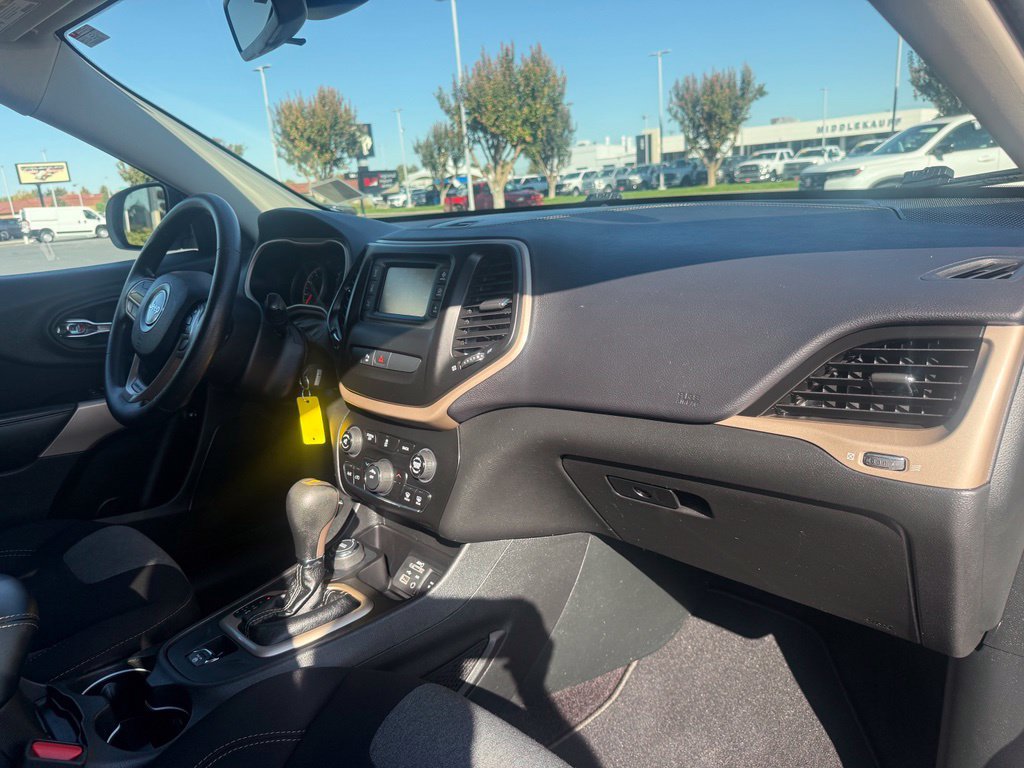 Used 2018 Jeep Cherokee Latitude w/ Safety Group AWD/4WD image 42