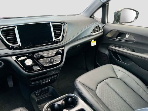 New 2026 Chrysler Pacifica Select w/ S Appearance Package image 22