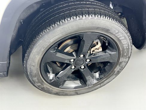 Used 2023 Jeep Grand Cherokee Altitude image 30