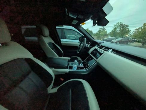 Used 2020 Land Rover Range Rover Sport HST image 9