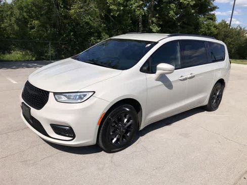 Used 2021 Chrysler Pacifica Touring-L w/ S Appearance Package AWD/4WD image 2