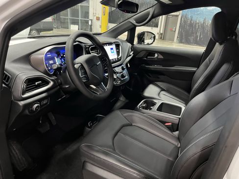 New 2026 Chrysler Pacifica Select AWD/4WD image 9