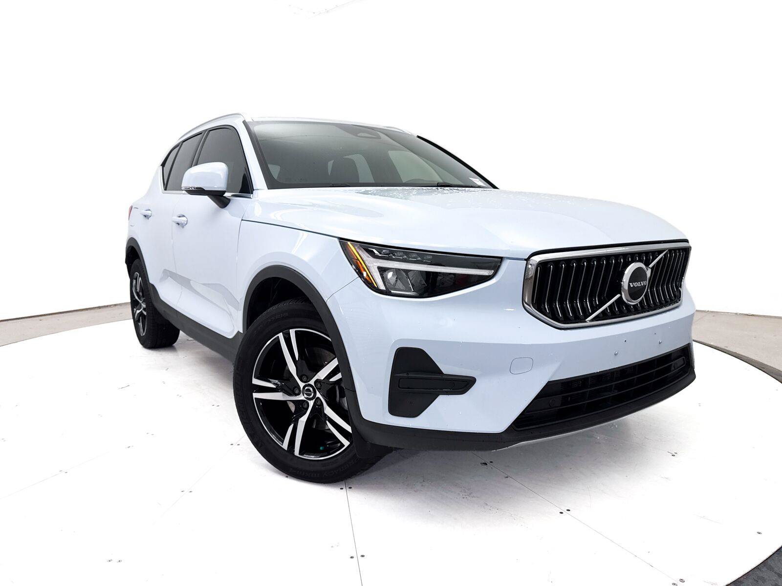 Used 2024 Volvo XC40 B5 Core AWD/4WD image 1