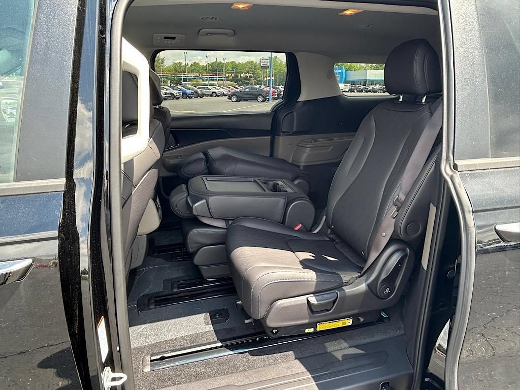 New 2025 Kia Carnival FWD image 19