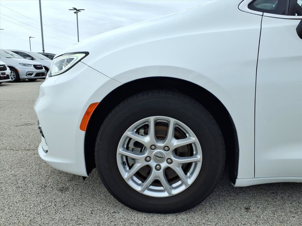Used 2023 Chrysler Pacifica Touring-L FWD image 5