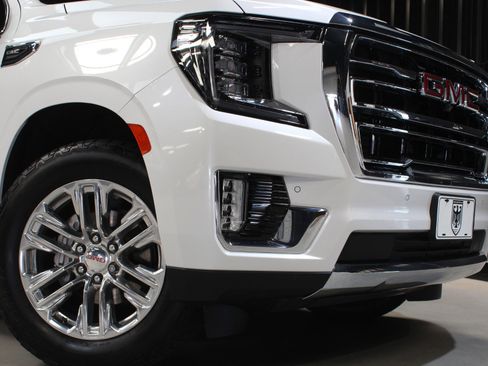 Used 2022 GMC Yukon XL SLT w/ SLT Premium Package AWD/4WD image 8