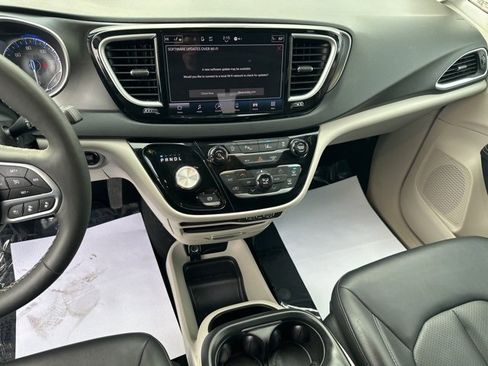 Used 2024 Chrysler Pacifica Touring-L image 9