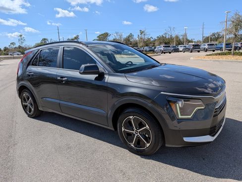 Used 2024 Kia Niro EX image 2
