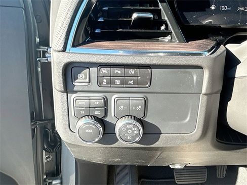 New 2025 Chevrolet Suburban Premier image 18