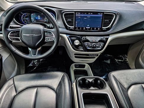 Used 2024 Chrysler Pacifica Limited FWD image 37
