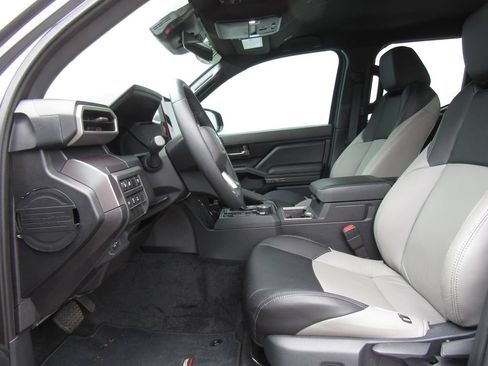 Certified 2025 Toyota Tacoma TRD Off-Road AWD/4WD image 15