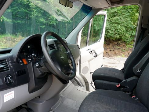 Used 2015 Freightliner Sprinter 2500 image 15