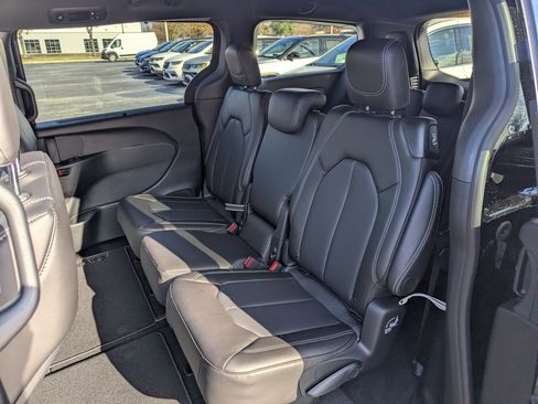 New 2026 Chrysler Pacifica Select image 15