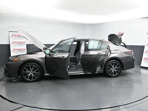 Used 2023 Toyota Camry SE image 30