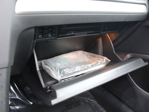 Used 2017 Volkswagen Golf SE image 32