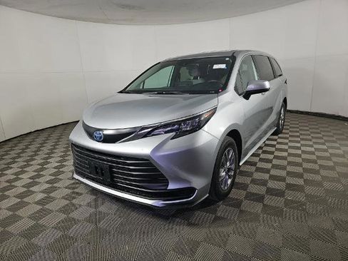 Used 2025 Toyota Sienna LE AWD/4WD image 3