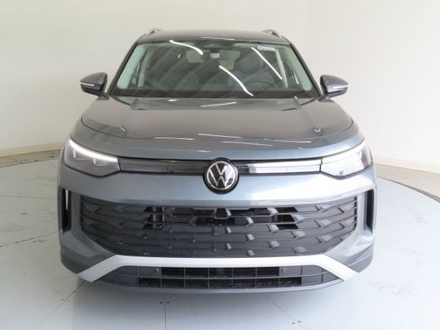 New 2025 Volkswagen Tiguan SE image 10