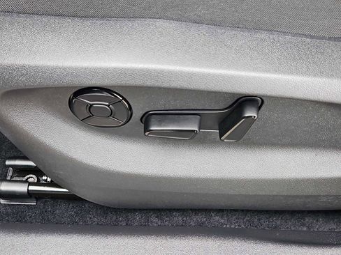 Used 2025 Volkswagen Tiguan SE AWD/4WD image 13