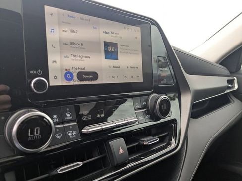 Used 2023 Toyota Highlander XLE FWD image 23