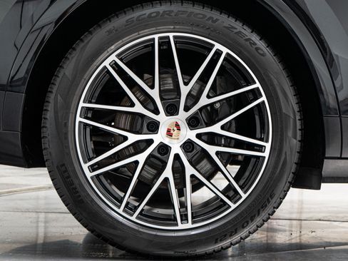 Used 2025 Porsche Cayenne AWD/4WD image 43