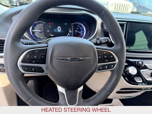 Certified 2024 Chrysler Pacifica Limited FWD image 12