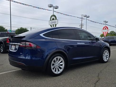 Used 2018 Tesla Model X 75D image 5