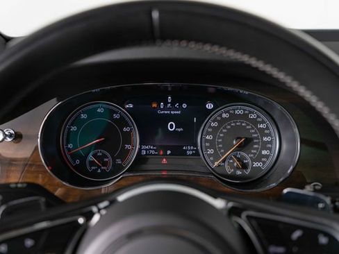 Used 2018 Bentley Bentayga AWD/4WD image 23