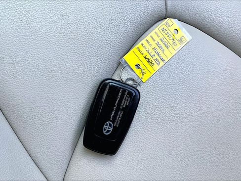 Used 2022 Toyota Highlander XLE AWD/4WD image 14