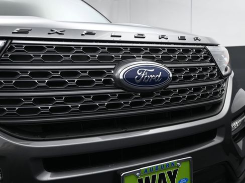 Used 2022 Ford Explorer XLT w/ Equipment Group 202A image 12