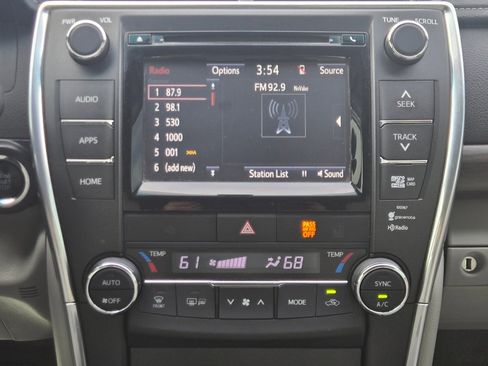 Used 2015 Toyota Camry XLE w/ Moonroof Package image 18