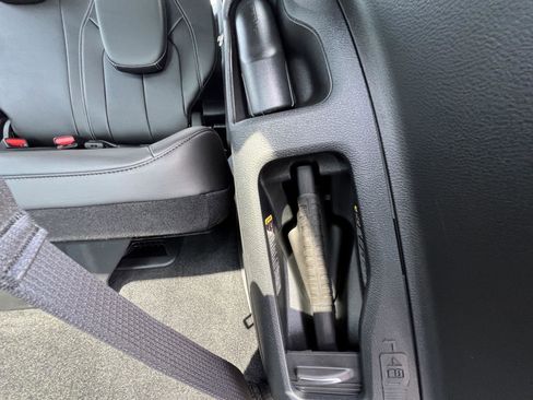 New 2025 Chrysler Pacifica Select w/ Uconnect Theater Family Group image 40