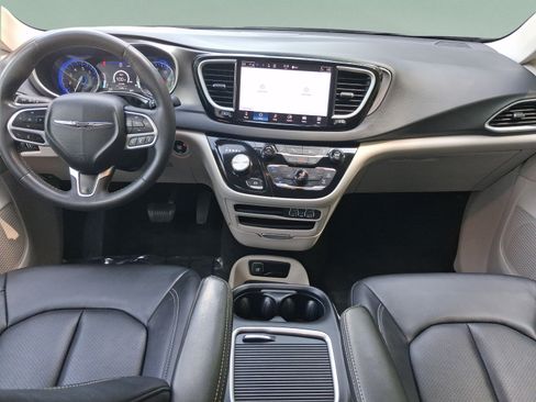 Used 2024 Chrysler Pacifica Touring-L FWD image 11