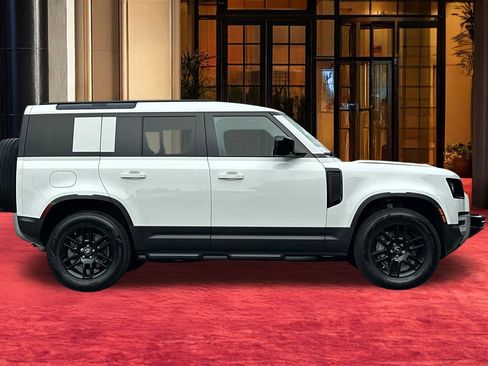 Used 2025 Land Rover Defender 110 S image 9