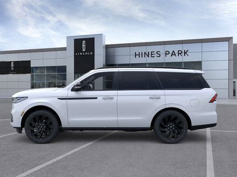 New 2026 Lincoln Navigator Reserve w/ Jet Appearance Package image 3