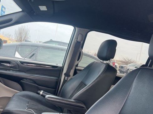 Used 2019 Dodge Grand Caravan SXT image 18